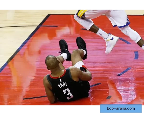 东契奇突破遭遇腿筋拉伤紧急退出比赛 返回更衣室进行治疗